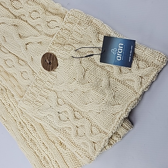 Moy Aran Pocket Scarf - Cream Unisex - Picture 4 of 5